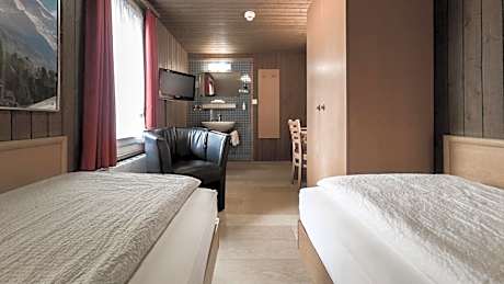 Budget Twin Room with Shared Bathroom