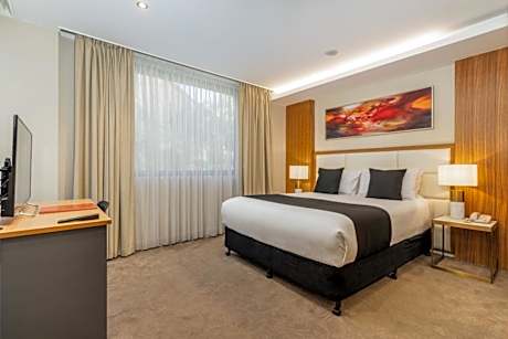 Executive Queen Studio