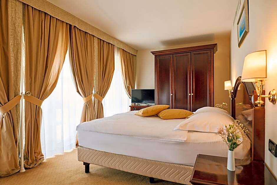 Foto 1 von 6 von Presidential Suite with Sea View and Balcony