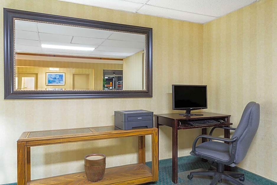 Super 8 by Wyndham Bentonville