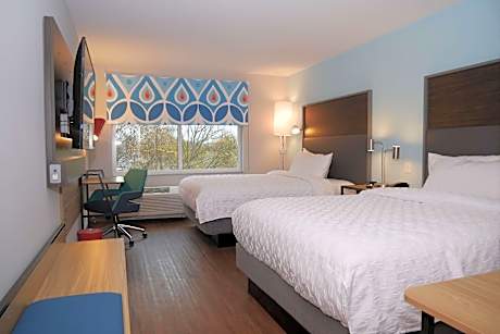 Queen Room with Two Queen Beds and Roll-In Shower - Mobility Access