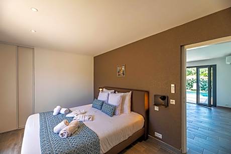 Three-Bedroom House with Air Conditioning, 23 ft Private Pool and Terrace (6 Adults)