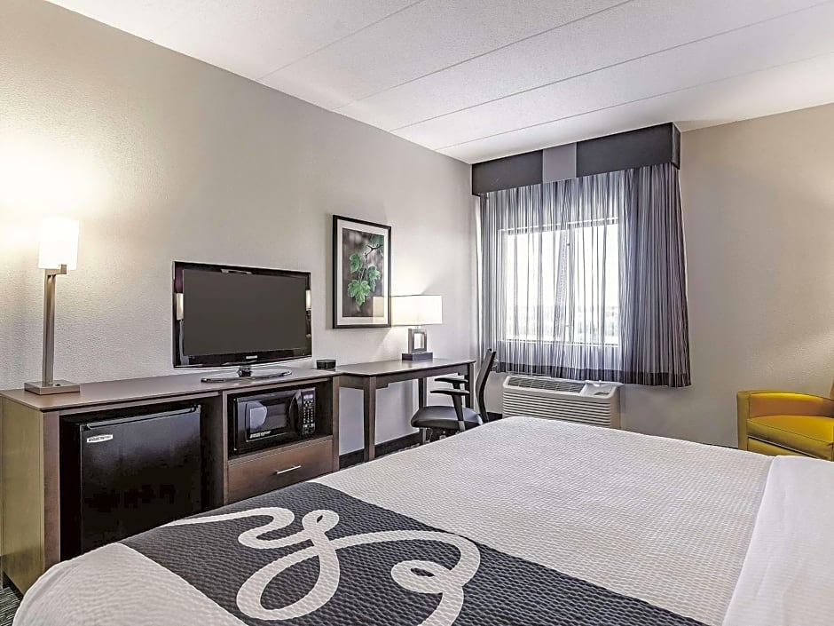 La Quinta Inn & Suites by Wyndham Warwick-Providence Airport