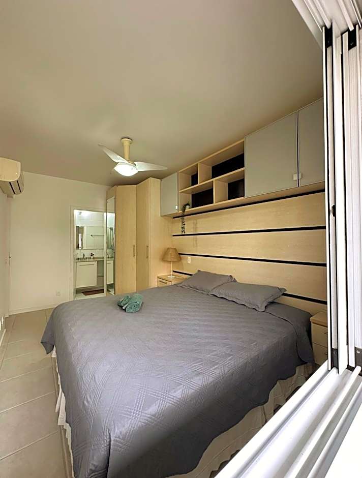 Relaxing Ingleses Beach Apartment