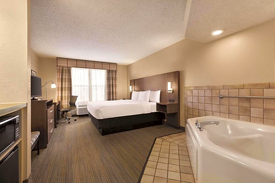 Country Inn & Suites by Radisson, Forest Lake, MN