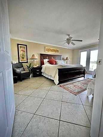 Apartment with Pool View