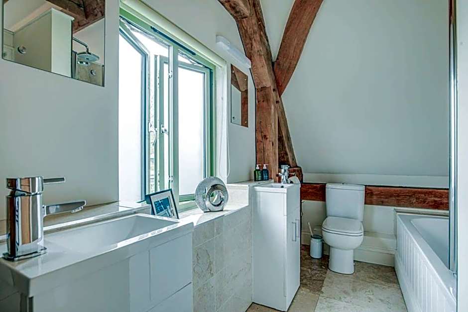 Hiron's Piece - Hot Tub Packages Available