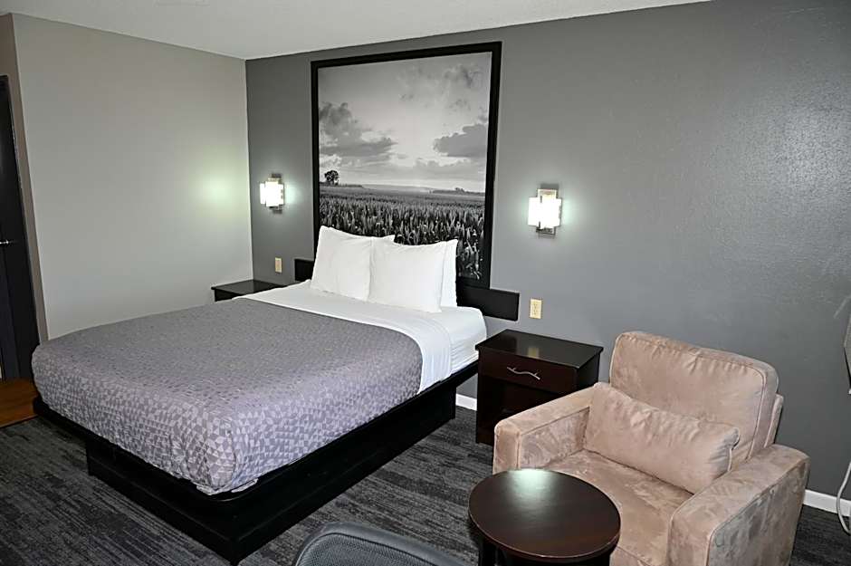 Super 8 by Wyndham Higginsville