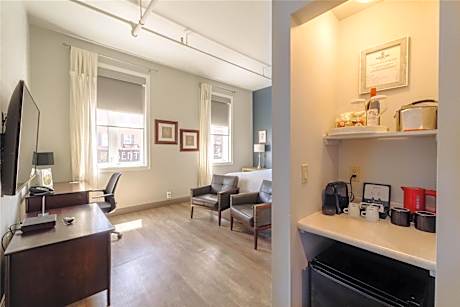 1 King Bed Non-Smoking Work Desk Mini Fridge No Elevator Access Coffee And Tea Maker