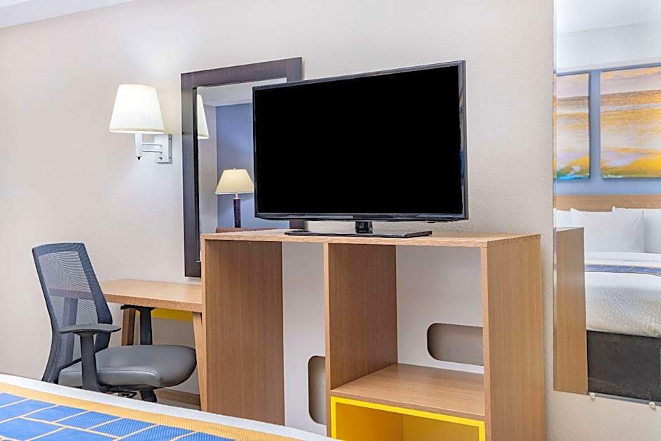 Days Inn & Suites by Wyndham Savannah Midtown