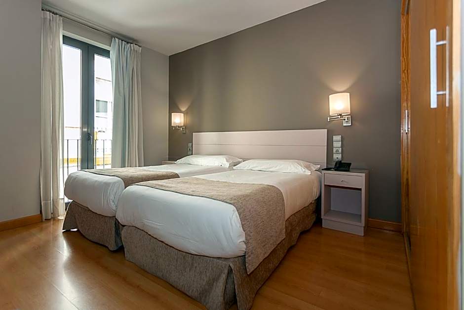 Photo 1 of 10 of 1 Double Bed or 2 Beds, Balcony