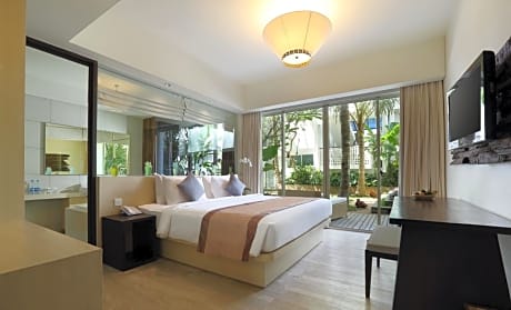 Poolside Grand Deluxe Double Room with Bathtub and Pool View
