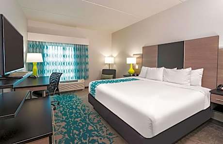 King Room with Bath Tub - Mobility/Hearing Accessible - Non-Smoking