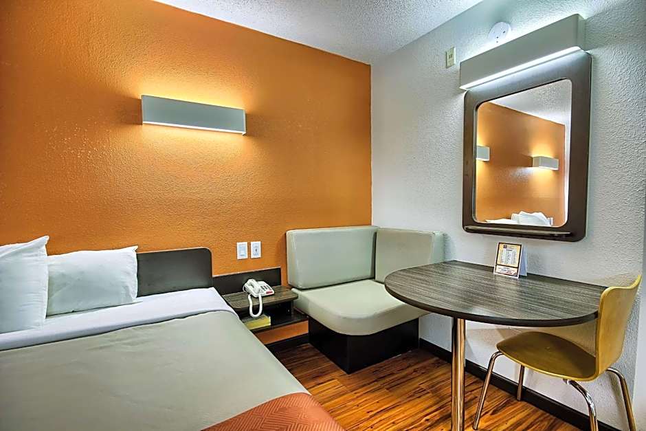Motel 6-Columbus, OH - West