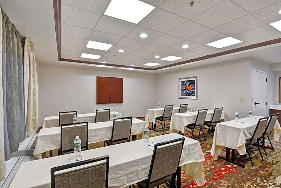 Hampton Inn By Hilton Albany Wolf Road Airport