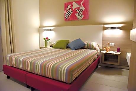 Deluxe One-Bedroom Apartment