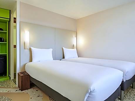 Pop room with 2 single beds