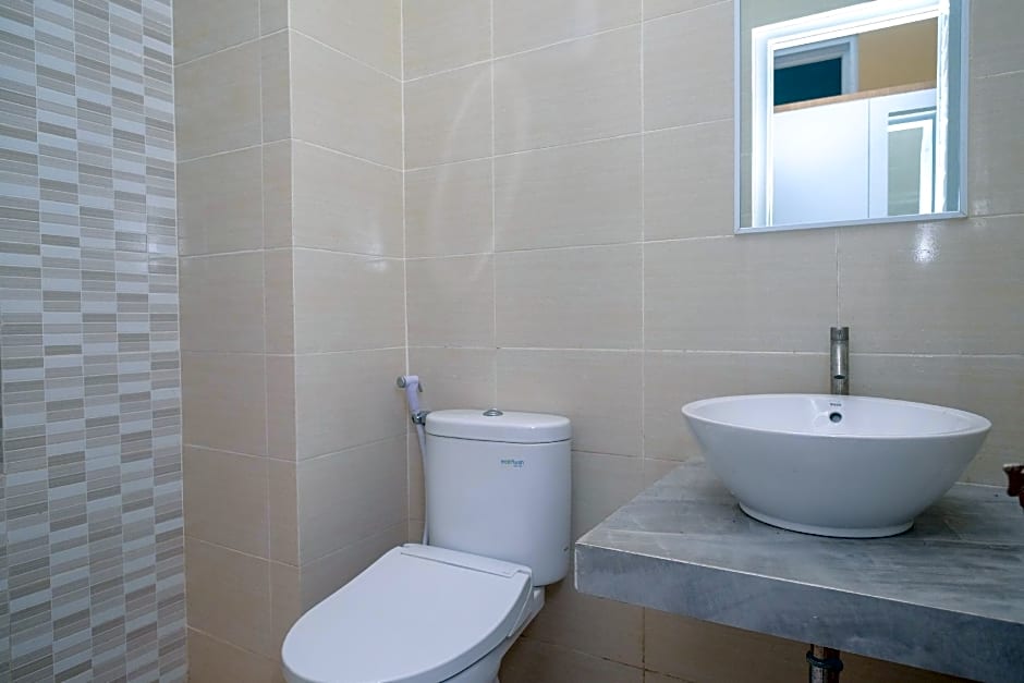 RedDoorz Plus near UMS Solo 2