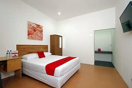 RedDoorz Plus Near Plaza Indonesia - Guest Reservations