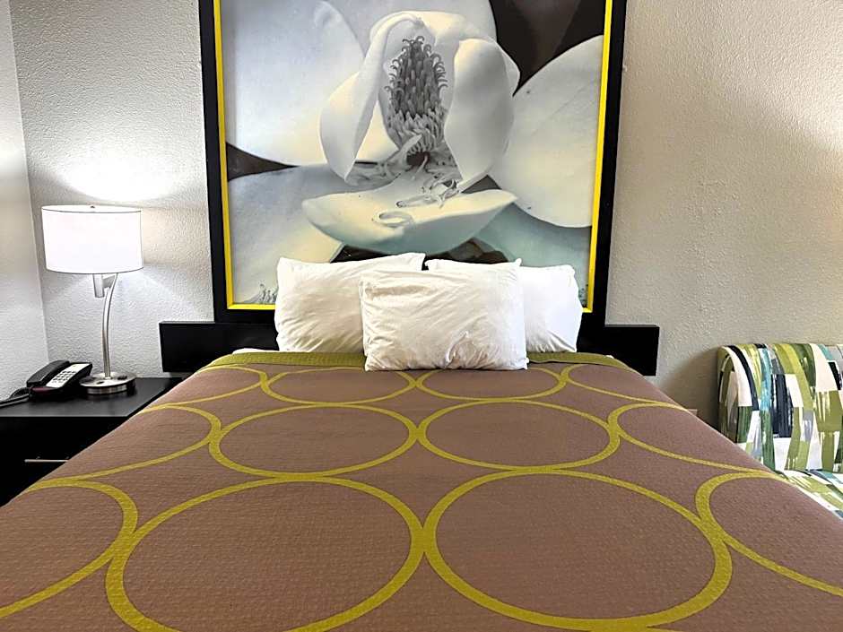 Super 8 by Wyndham Tupelo Airport