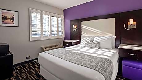 Queen Room with Bath Tub - Non-Smoking