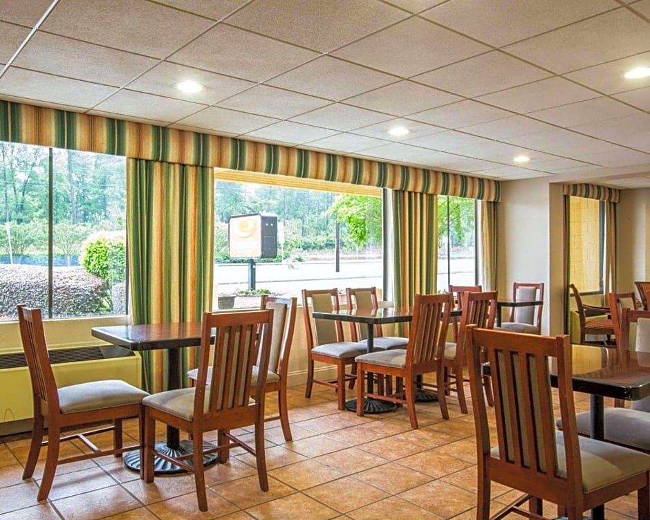 Econo Lodge Inn & Suites At Fort Moore