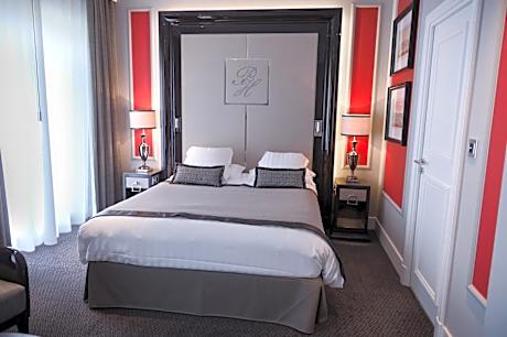 Deluxe City View Room with Queen Bed