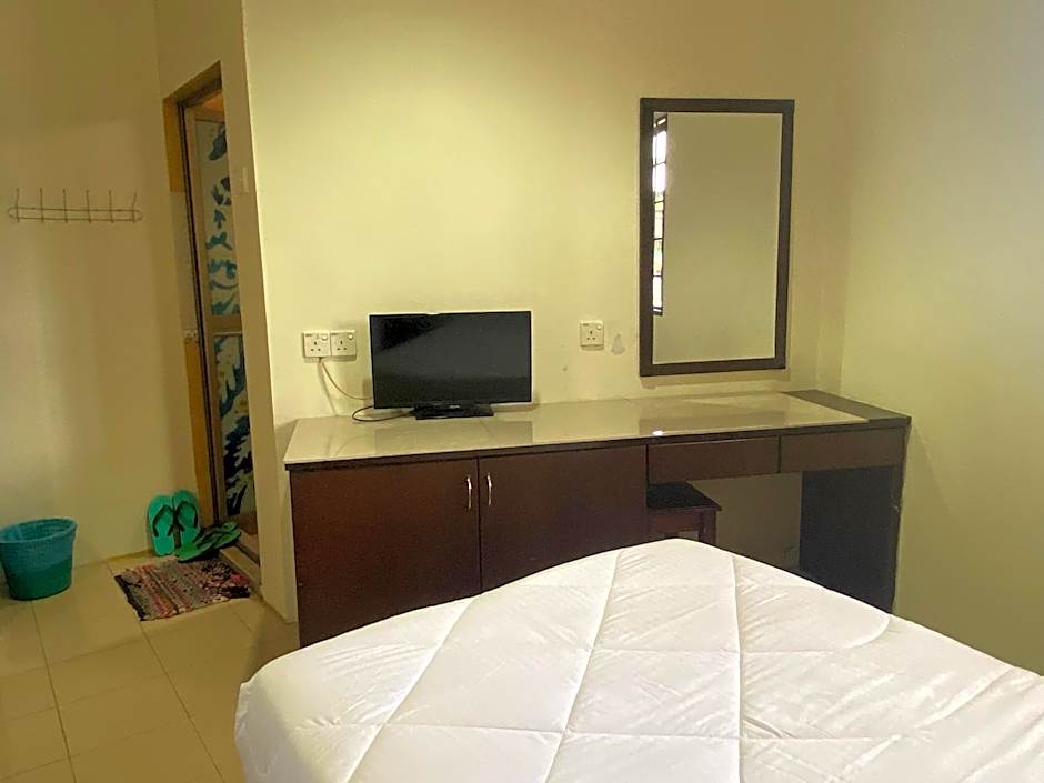 OYO 90896 Gold Hill Hotel