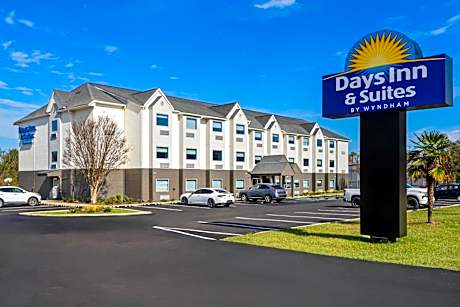 Days Inn & Suites by Wyndham Brandon Amphitheater