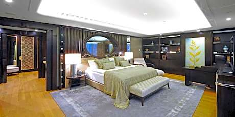 King Suite with Club Lounge Access - High Floor/Smoking