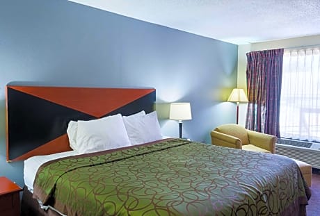 1 King Bed Smoking