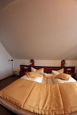 Family Room (3 Adults)