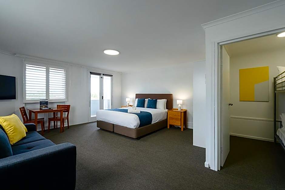 Waves Motel and Apartments formerly Comfort Inn International