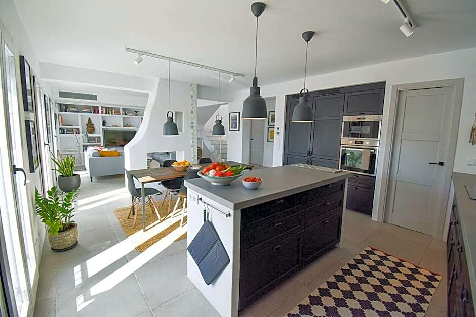 La Orza, Frigiliana Luxury center townhouse with pool and parking HansOnHoliday Rentals