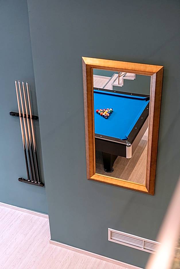 Miss Marrone City Hotel