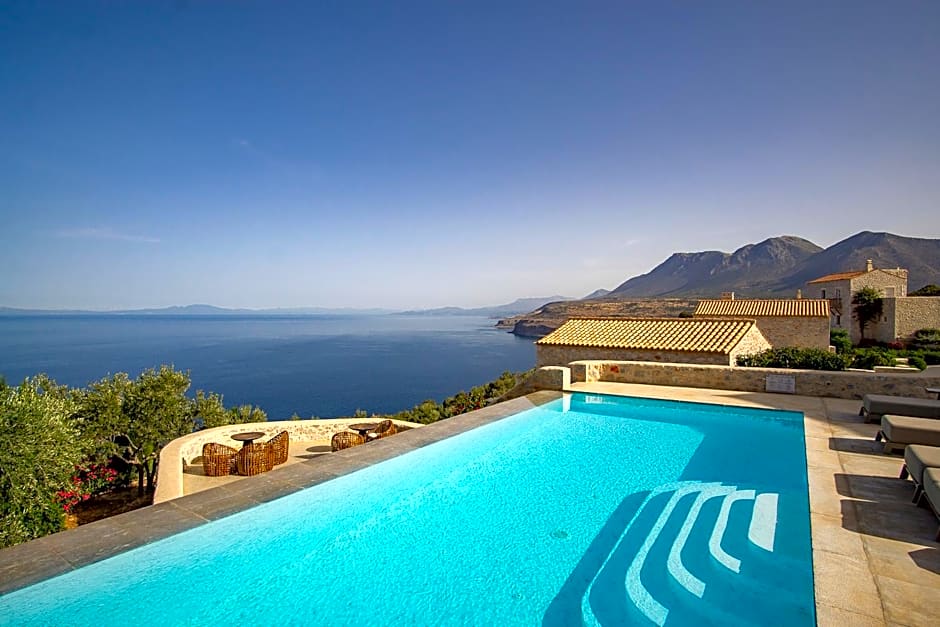 BASSA MAINA Villas & Suites