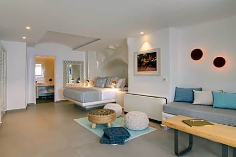 Legend Suite with Οutdoor Ηot Τub and Caldera View