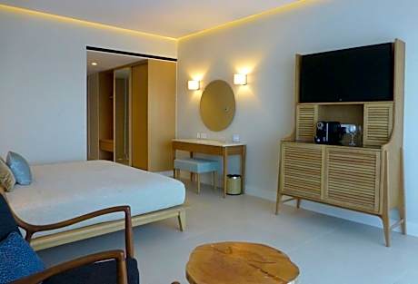 Swim-Up Deluxe Sea View Room (Shared Pool)