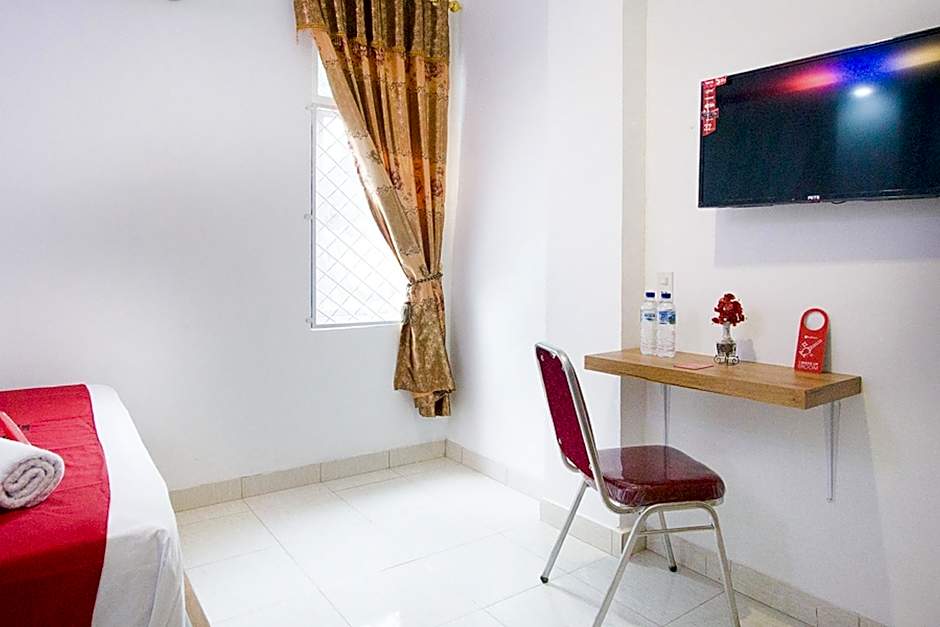 RedDoorz @ RS Adam Malik Medan