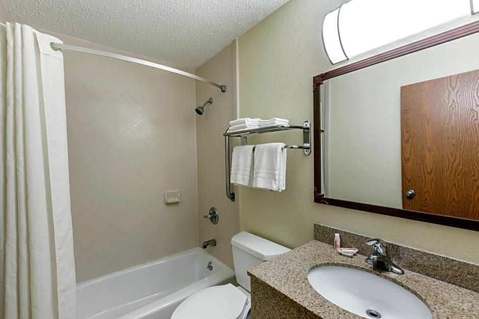 Super 8 by Wyndham Latham - Albany Airport