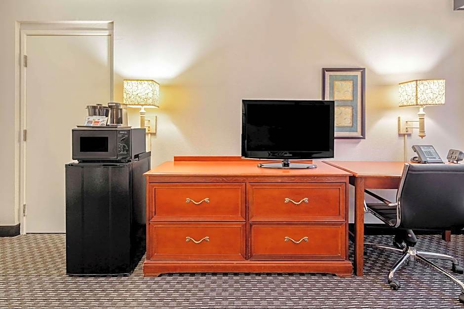 La Quinta Inn & Suites by Wyndham Naples East - I-75