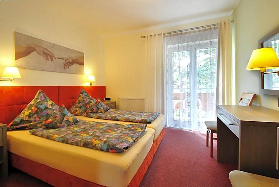 Photo 1 of 4 of Double Room (1 Adult + 1 Child)