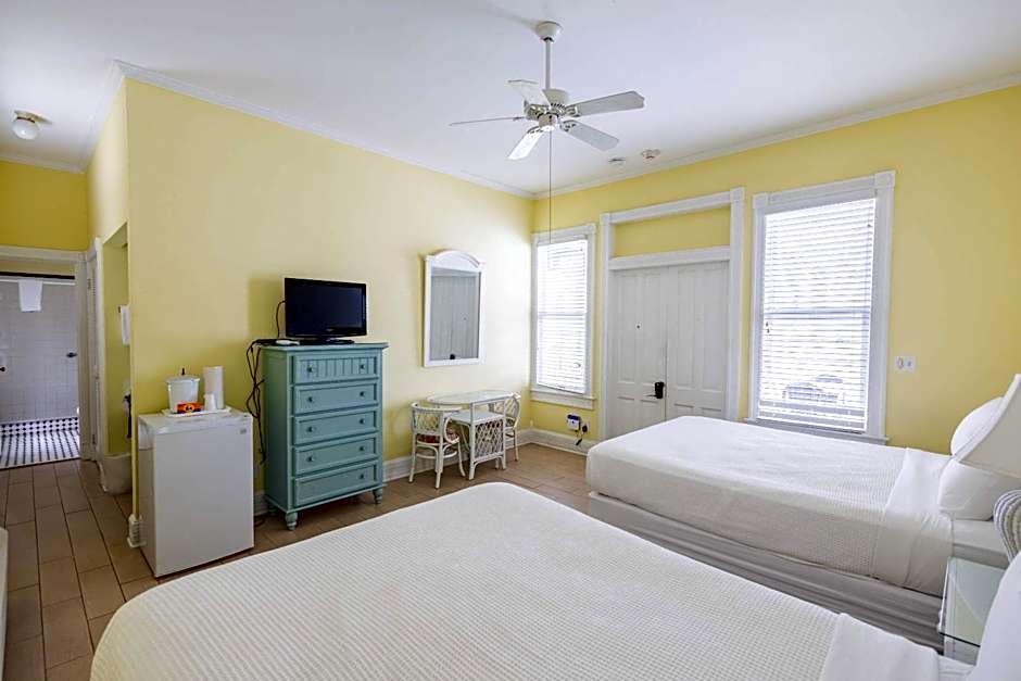 Deluxe Queen at the Curry Mansion - Parking & Heated Pool!
