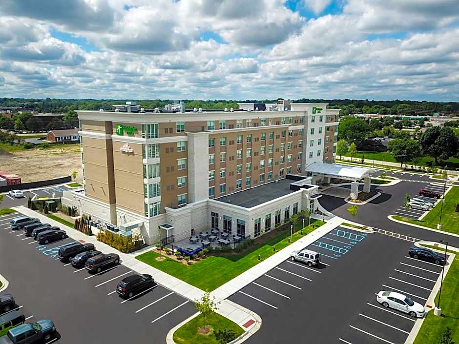 Holiday Inn & Suites Farmington Hills - Detroit NW by IHG