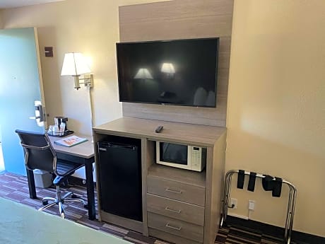 King Room with Roll-In Shower - Disability Access