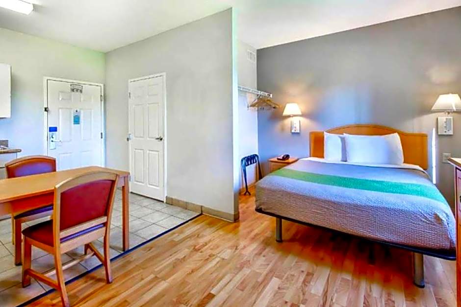 Oyo Townhouse Sulphur,LA Extended Stay I-10