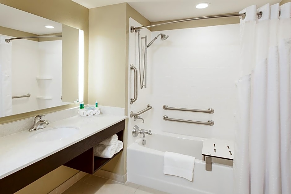 Holiday Inn Express & Suites Sandusky By IHG