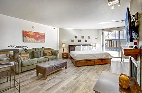 Deluxe King Studio