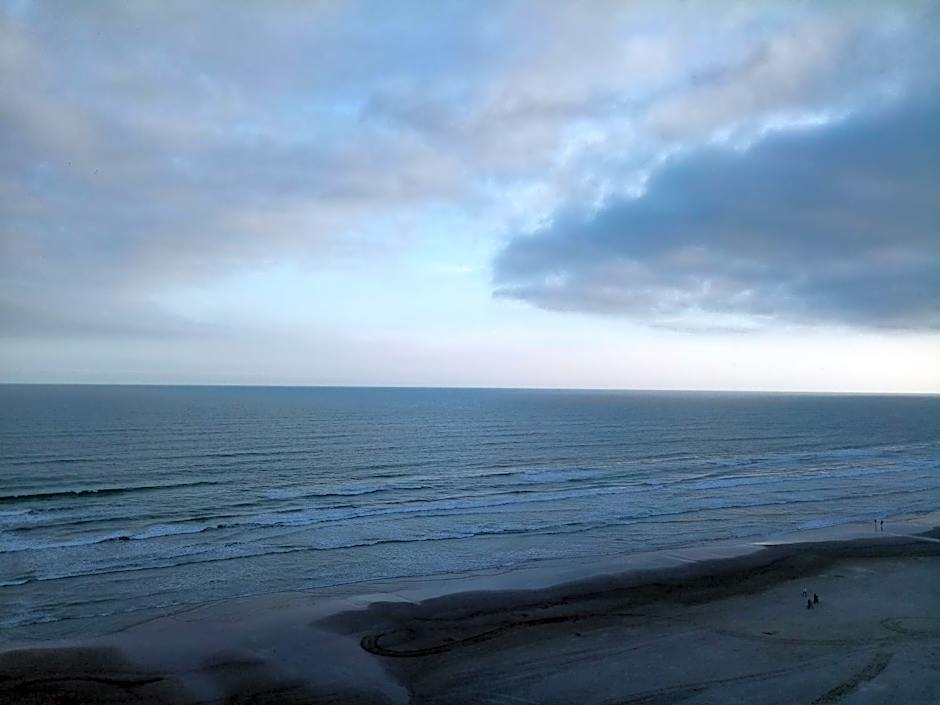 Prédio com piscina na cobertura frente ao mar, apartamento para até 6 pessoas e 3 crianças até 8 anos, churrasqueira na sacada, Wi-Fi grátis, NÃO oferecemos roupas de cama e banho, 1 vaga de garagem, na Praia Grande-Vila Mirim