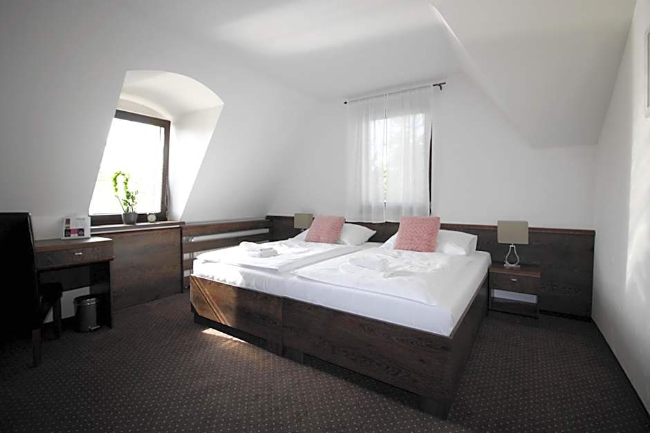 Penzión Wellness & Restaurant Zoborská, free parking